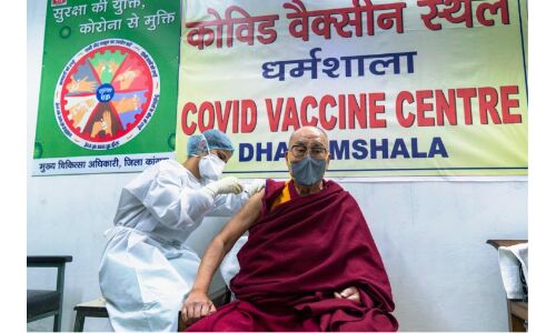तिब्बती धर्मगुरु दलाई लामा ने लगवाया कोरोना वैक्सीन की पहली डोज तिब्बती धर्मगुरु दलाई लामा ने लगवाया कोरोना वैक्सीन की पहली डोज