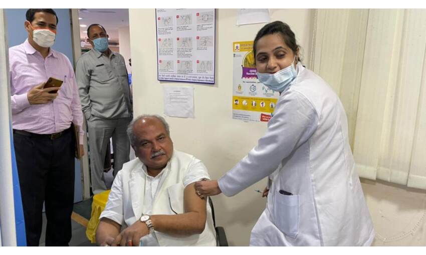 केंद्रीय कृषि मंत्री नरेंद्र सिंह तोमर ने लगवाई कोरोना वैक्सीन केंद्रीय कृषि मंत्री नरेंद्र सिंह तोमर ने लगवाई कोरोना वैक्सीन