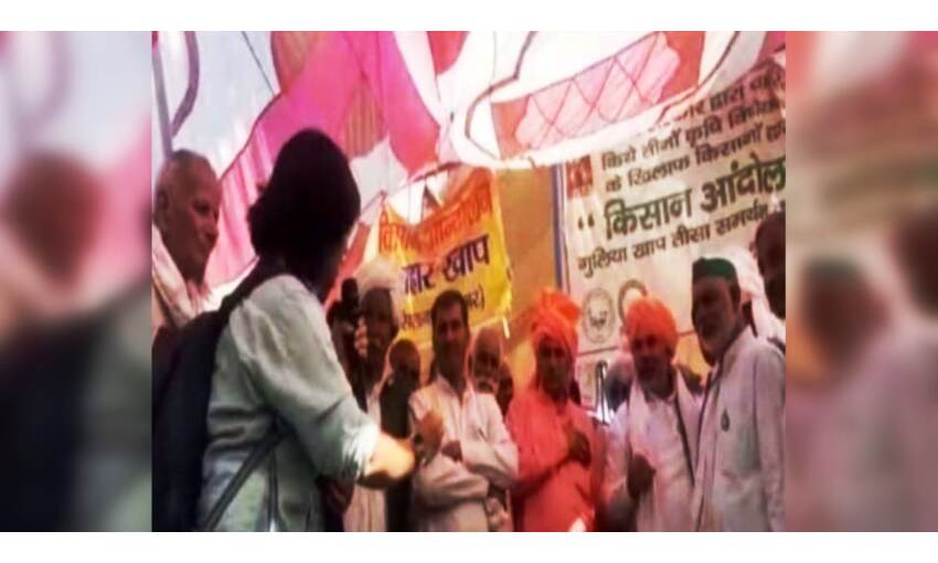 युवती ने राकेश टिकैत से पूछा 26 जनवरी हिंसा का दोषी कौन, नेताओं ने छिना  माइक