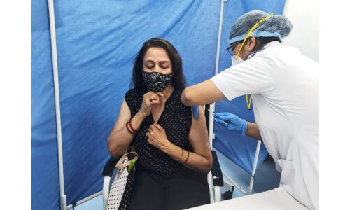 भाजपा सांसद और फिल्म अभिनेत्री हेमा मालिनी ने लगवाया कोरोना टीका भाजपा सांसद और फिल्म अभिनेत्री हेमा मालिनी ने लगवाया कोरोना टीका