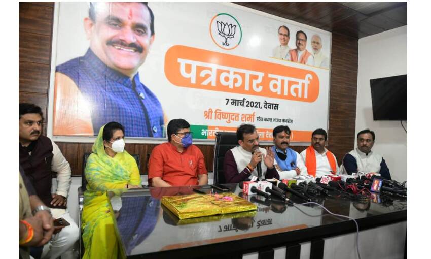 अब बंदूक से संभव नहीं, इसलिए सोशल मीडिया से देश की छवि बिगाड़ रहे हैं लोगः वीडी शर्मा