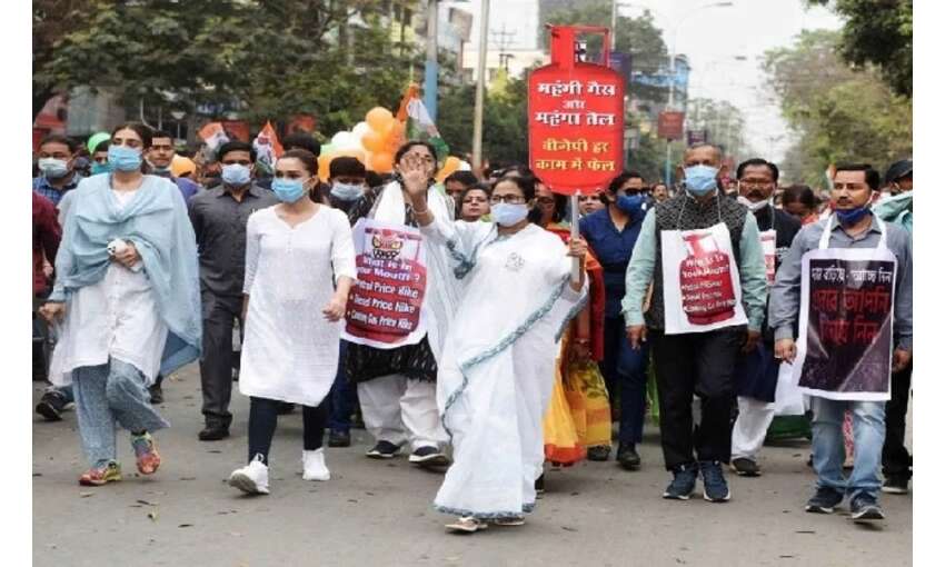 महंगाई के खिलाफ ममता ने जय बांग्ला लिखा हुआ बैनर डाल निकाला पैदल मार्च