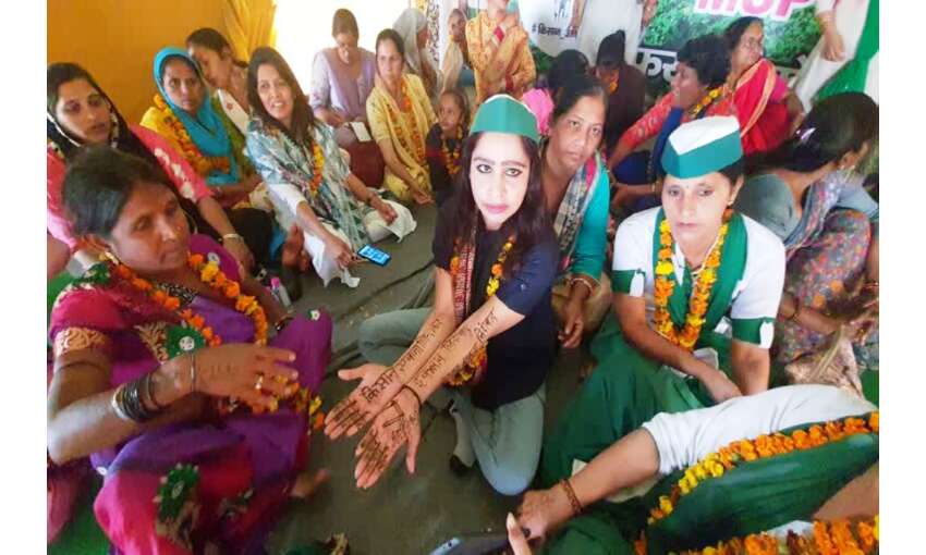 महिलाओं ने मेहंदी लगाकर गाजीपुर बॉर्डर पर मनाया महिला दिवस