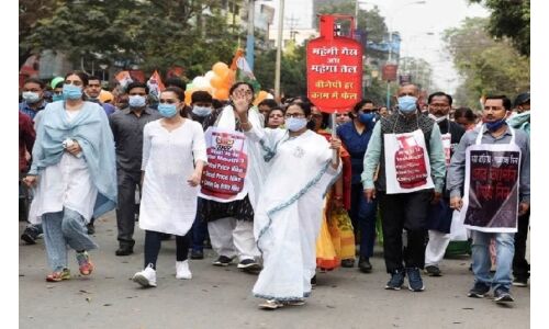 महंगाई के खिलाफ ममता ने जय बांग्ला लिखा हुआ बैनर डाल निकाला पैदल मार्च