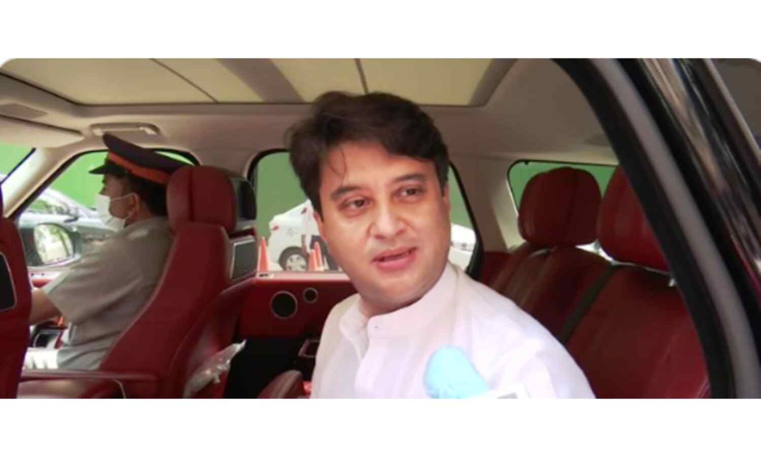 सांसद सिंधिया की सुरक्षा में चूक, 9 पुलिस कर्मी निलंबित सांसद सिंधिया की सुरक्षा में चूक, 9 पुलिस कर्मी निलंबित