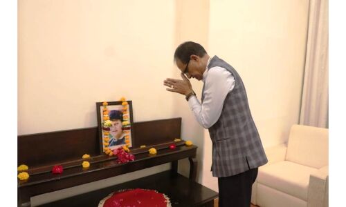 मुख्यमंत्री शिवराज सिंह ने दिवंगत नेता माधवराव सिंधिया को किया नमन, श्रद्धांजलि अर्पित की