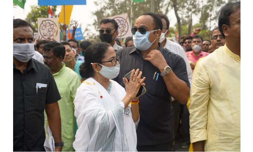 नंदीग्राम में ममता बनर्जी पर हमला, पैर में लगी चोट, चुनाव आयोग ने मांगी रिपोर्ट