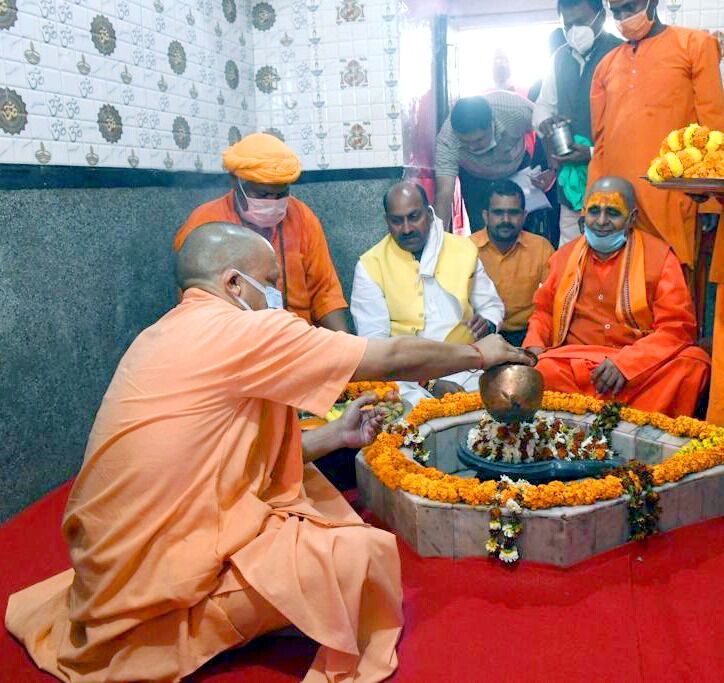 भरोहियां शिव मंदिर में मुख्यमंत्री योगी आदित्यनाथ ने किया रुद्राभिषेक