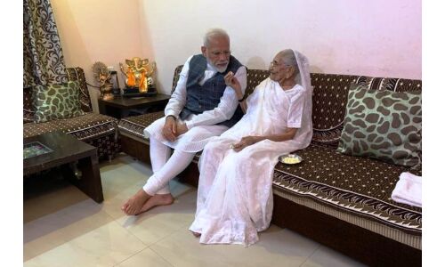 प्रधानमंत्री मोदी की मां हीराबेन ने लगवाया कोरोना टीका