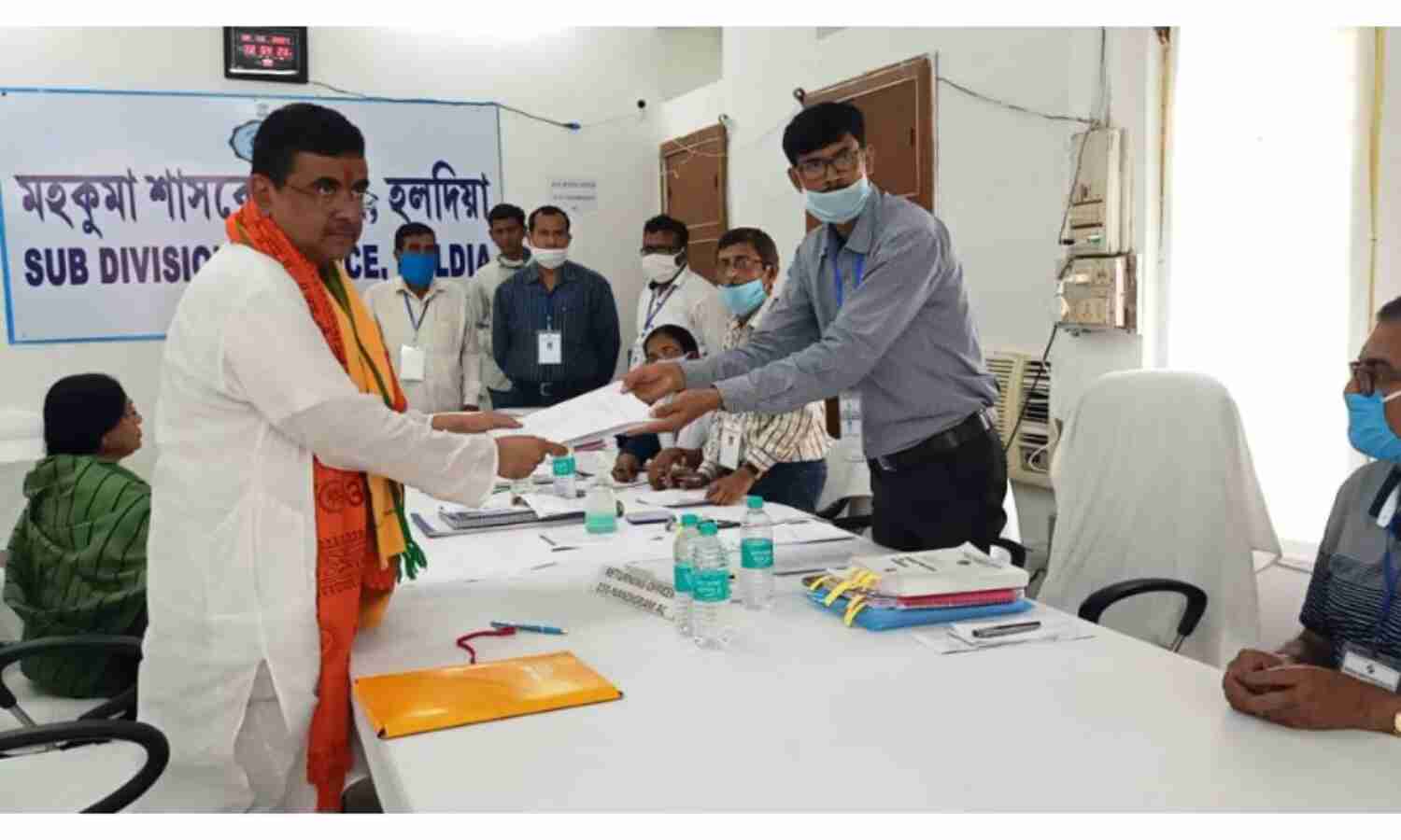 प. बंगाल की हॉटसीट नंदीग्राम से भाजपा नेता शुभेंदु अधिकारी ने भरा नामांकन