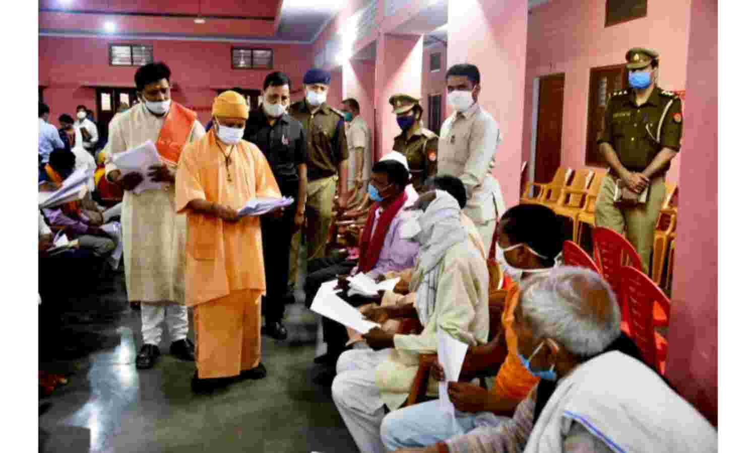 मुख्यमंत्री योगी ने लगाया जनता दरबार, सुनी समस्याएं,