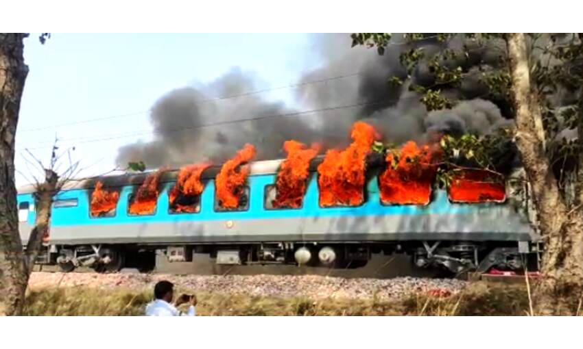 शताब्दी एक्सप्रेस के एक डिब्बे में लगी आग, सभी यात्री सुरक्षित शताब्दी एक्सप्रेस के एक डिब्बे में लगी आग, सभी यात्री सुरक्षित