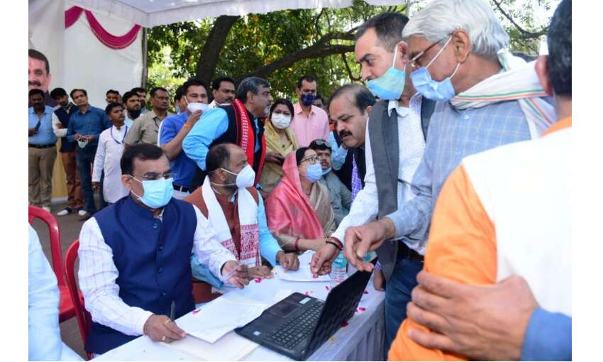 भाजपा प्रदेश अध्यक्ष वीडी शर्मा ने किये कोरोना वैक्सीन के लिए आमजनों के पंजीयन भाजपा प्रदेश अध्यक्ष वीडी शर्मा ने किये कोरोना वैक्सीन के लिए आमजनों के पंजीयन