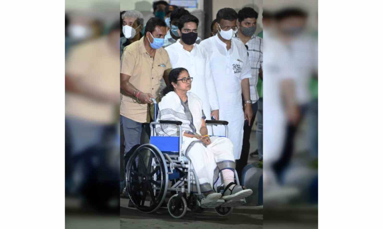 ममता बनर्जी व्हील चेयर पर करेंगी रोड शो, घोषणापत्र टाला