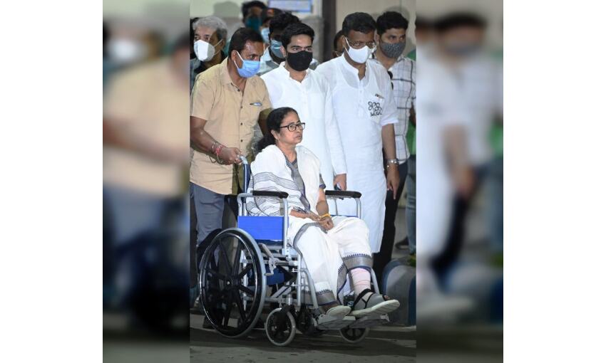 ममता बनर्जी व्हील चेयर पर करेंगी रोड शो, घोषणापत्र टाला