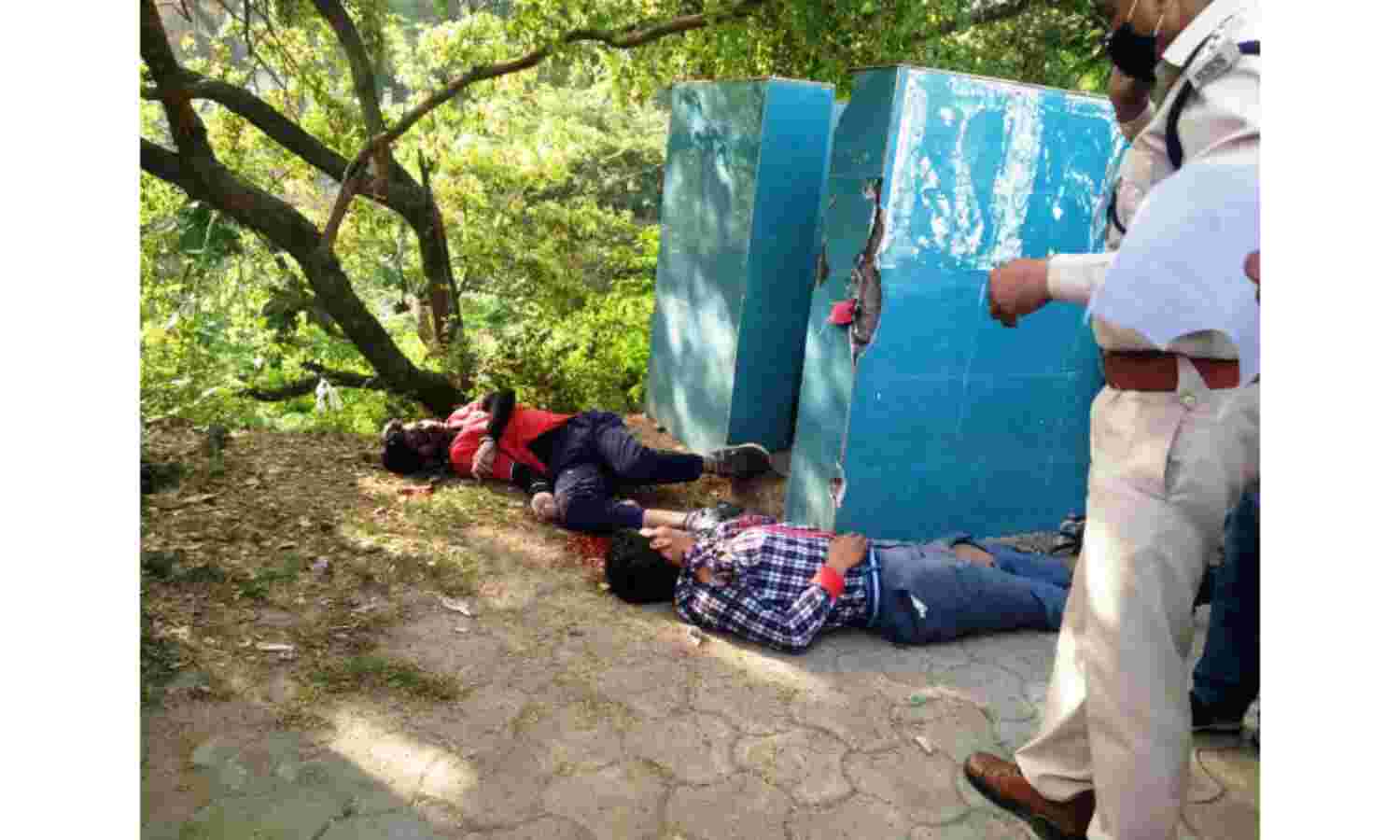 ग्वालियर में अज्ञात वाहन ने तेज रफ्तार बाइक में मारी टक्कर, दो छात्रों की मौत ग्वालियर में अज्ञात वाहन ने तेज रफ्तार बाइक में मारी टक्कर, दो छात्रों की मौत