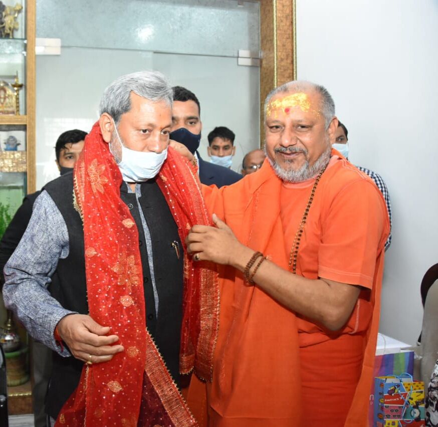 जूना अखाड़ा के वरिष्ठ महामंडलेश्वर ने मुख्यमंत्री को दिया आशीर्वाद जूना अखाड़ा के वरिष्ठ महामंडलेश्वर ने मुख्यमंत्री को दिया आशीर्वाद