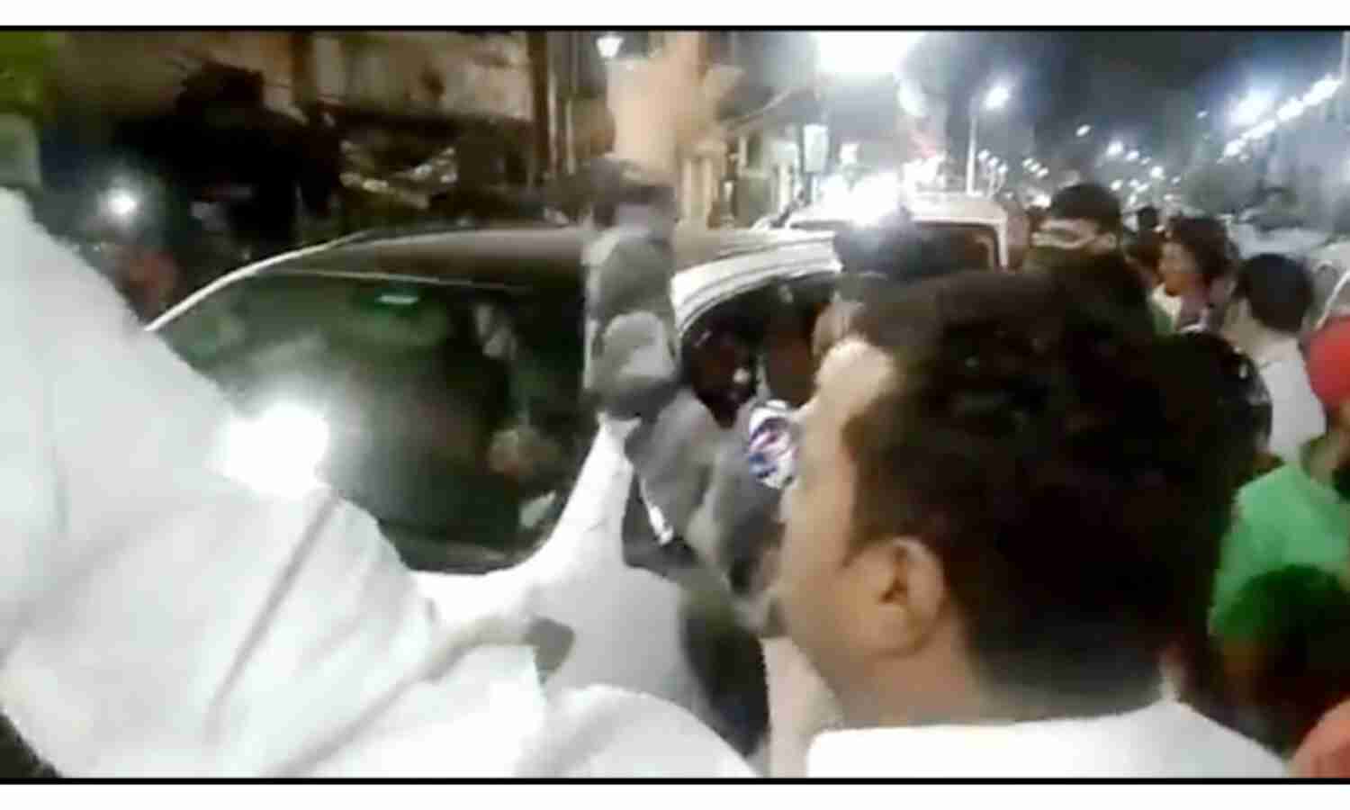 टीएमसी कार्यकर्ताओं ने केंद्रीय मंत्री बाबुल सुप्रियो को घेरकर नारेबाजी की