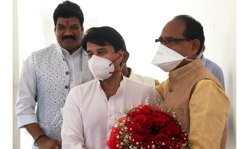 राज्यसभा सांसद सिंधिया ने मुख्यमंत्री शिवराज सिंह से की भेंट, दोनों ने रौंपा पौधा