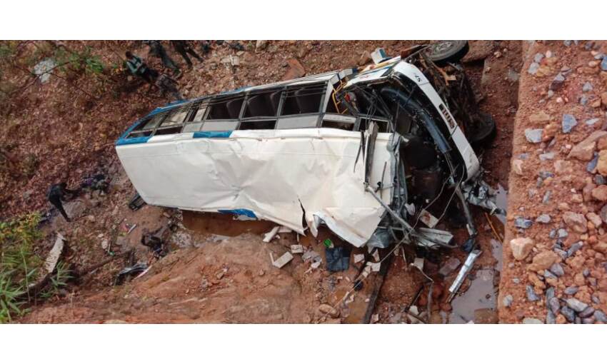 नक्सलियों ने आईईडी लगाकर पुलिस बस उड़ाई, 4 जवान शहीद , , 10 से ज्यादा घायल