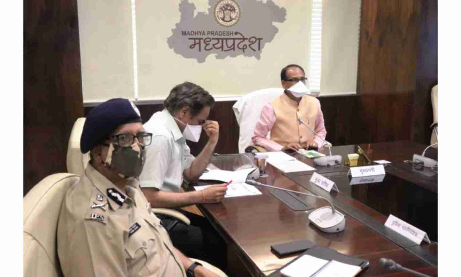 मुख्यमंत्री चौहान ने फोन कर ली अस्पतालों में बेड की संख्या   की जानकारी