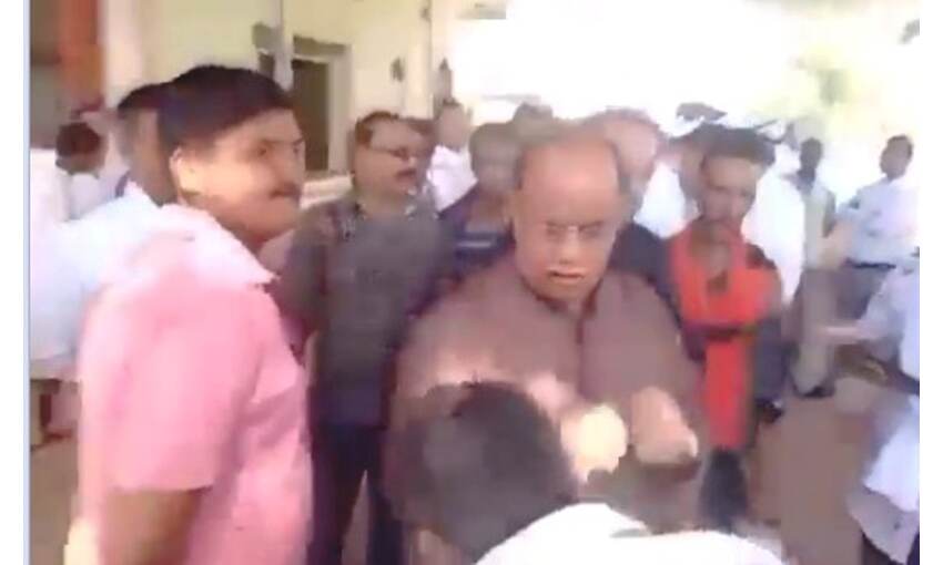 दमोह उपचुनाव : कांग्रेस प्रत्याशी ने बांटे 2 हजार के नोट, वीडियो वायरल दमोह उपचुनाव : कांग्रेस प्रत्याशी ने बांटे 2 हजार के नोट, वीडियो वायरल