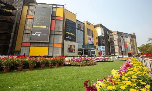नोएडा: DLF Mall से एक लाख रुपये चुराने वाली महिला चोर गिरफ्तार