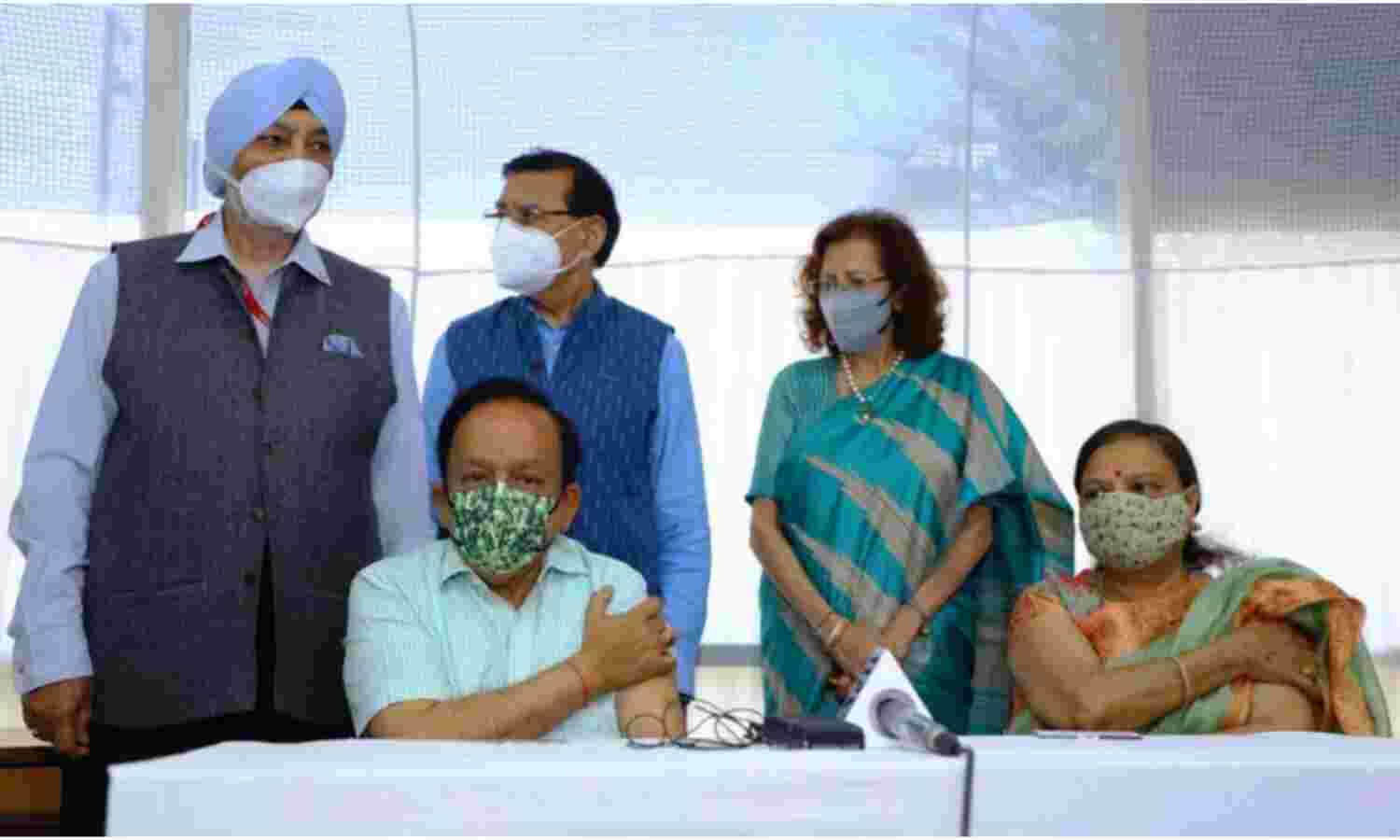 डॉ. हर्षवर्धन सिंह ने लगवाया टीके का दूसरा डोज, कहा - कोरोना से डरे, वैक्सीन से नहीं