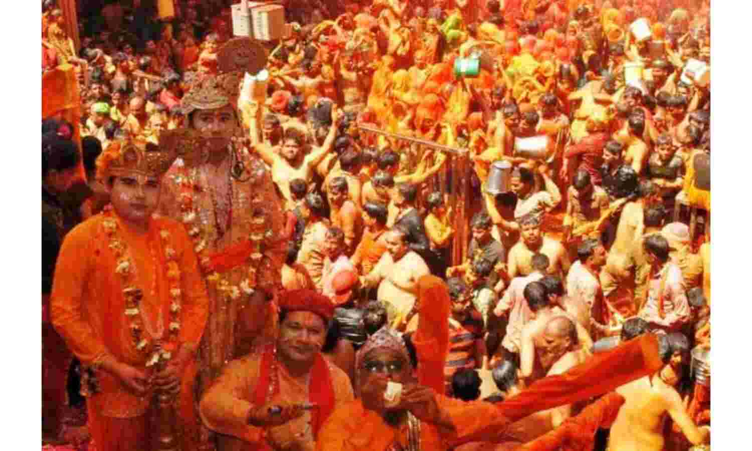 अनूठी परंपरा : दाऊजी मंदिर में रंगों के साथ हुरियारों पर बरसे कोड़े