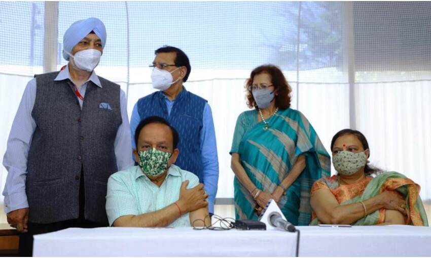 डॉ. हर्षवर्धन सिंह ने लगवाया टीके का दूसरा डोज, कहा - कोरोना से डरे, वैक्सीन से नहीं