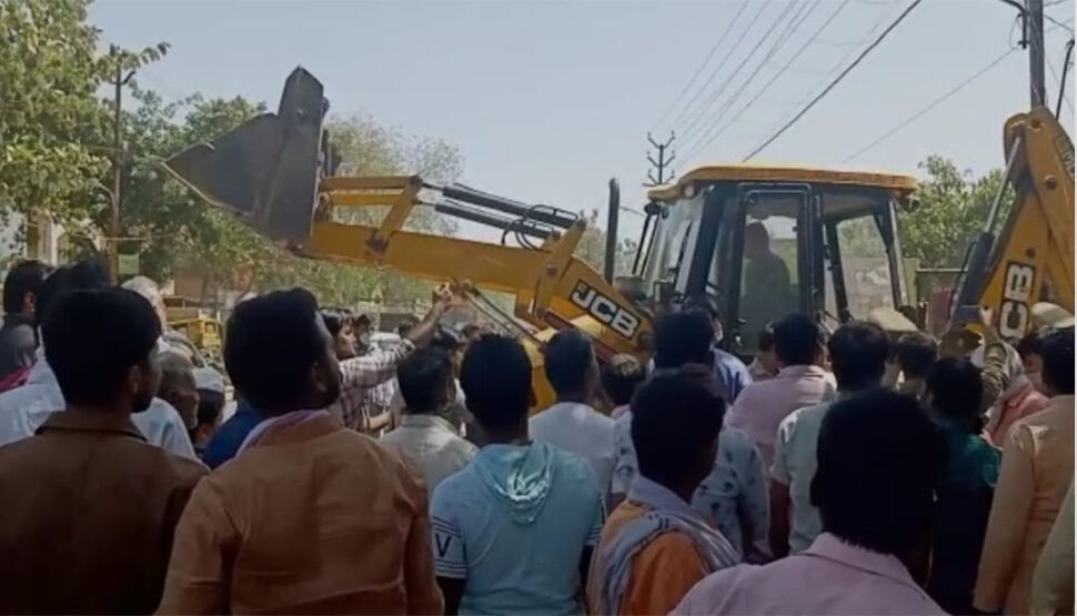 कन्नौज: अवैध ढाबा गिराने पहुंची टीम से सपाइयों की नोक-झोंक, प्रशासन हुआ नाकाम