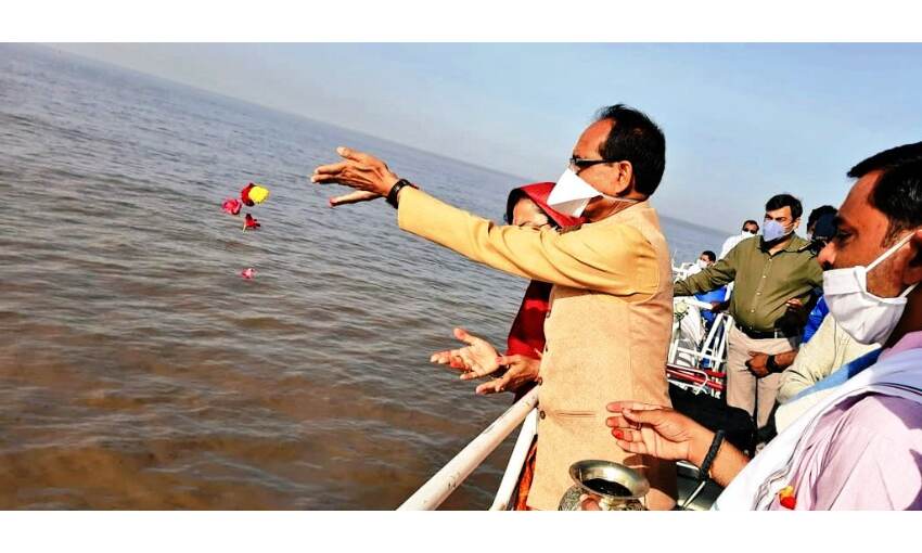 मुख्यमंत्री शिवराज सिंह ने प्रदेश और जनता की सुख - समृद्धि के लिए किया नर्मदा का पूजन