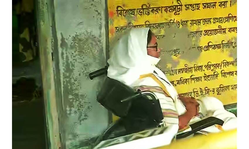 पश्चिम बंगाल : नंदीग्राम में मतदान केंद्र पर हंगामा, ममता बनर्जी ने कब्जा किया