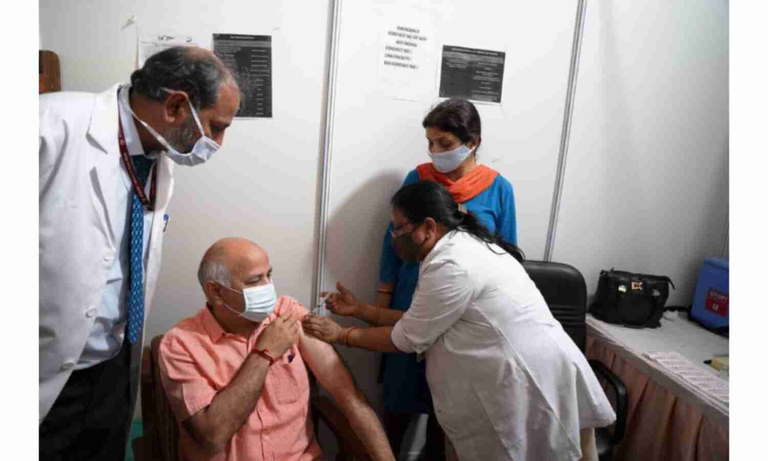 मनीष सिसोदिया ने लगवाया कोरोना टीका, कहा - कोरोना का स्थाई समाधान सिर्फ वैक्सीन