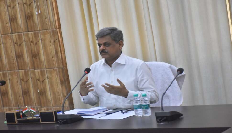 गोरखपुर: दीनदयाल उपाध्याय विश्वविद्यालय में समीक्षा बैठक, कुलपति बोले-समान हो सीबीसीएस कोर्स का प्रारूप
