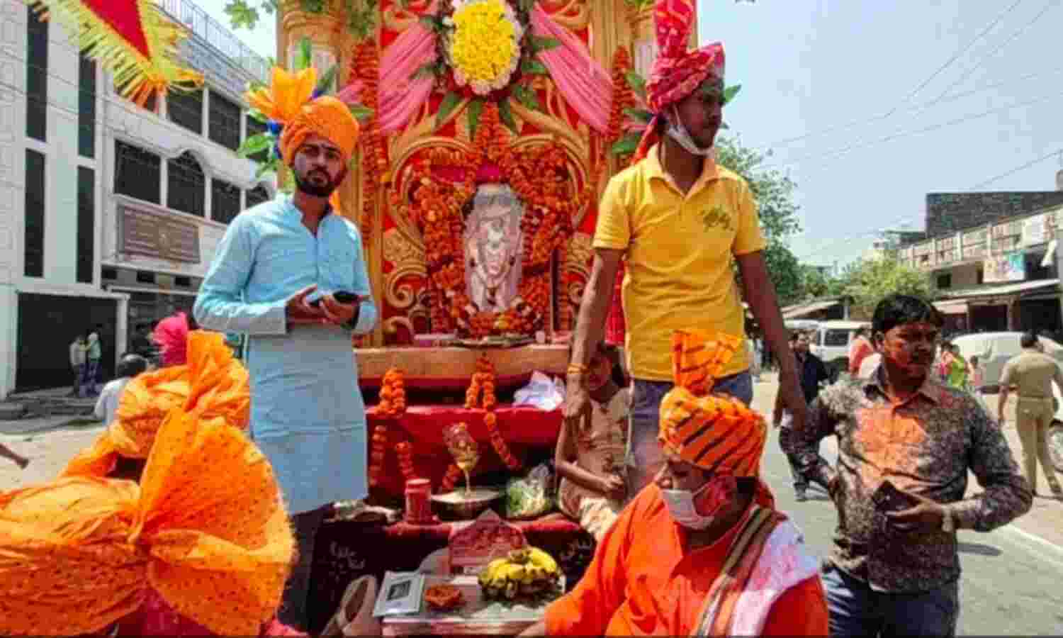 बलरामपुर: भगवतीगंज बाजार में बालाजी की निकाली गई भव्य शोभा यात्रा बलरामपुर: भगवतीगंज बाजार में बालाजी की निकाली गई भव्य शोभा यात्रा