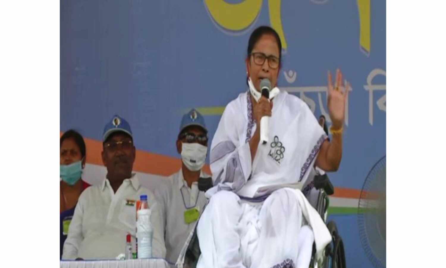 मैं जब तक जिंदा हूँ, बंगाल पर गुजरात का शासन नहीं होने दूंगी : ममता बनर्जी मैं जब तक जिंदा हूँ, बंगाल पर गुजरात का शासन नहीं होने दूंगी : ममता बनर्जी