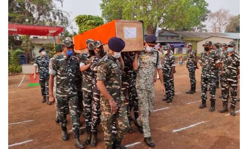 नक्सलियों का दावा लापता सुरक्षाकर्मी उनके कब्जे में, शहीदों का हुआ अंतिम संस्कार