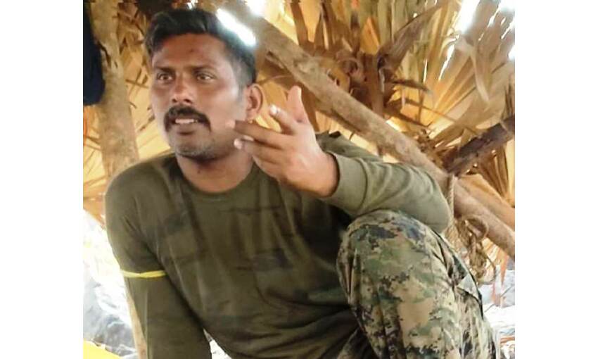 नक्सलियों ने जारी की अपह्रत जवान की तस्वीर, परिजनों ने ब्लॉक किया हाइवे नक्सलियों ने जारी की अपह्रत जवान की तस्वीर, परिजनों ने ब्लॉक किया हाइवे