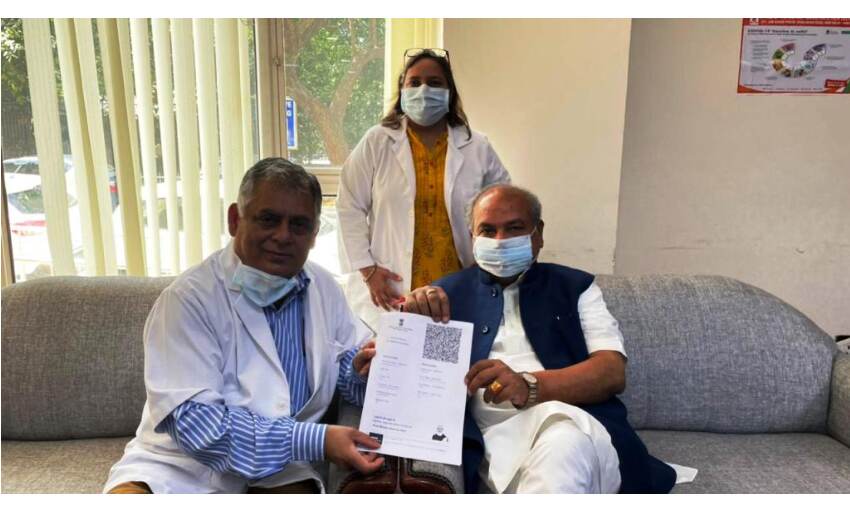 जो भी व्यक्ति टीका लेने के लिए पात्र है उन्हें बिना डरे लगवाना चाहिए : नरेंद्र सिंह तोमर जो भी व्यक्ति टीका लेने के लिए पात्र है उन्हें बिना डरे लगवाना चाहिए : नरेंद्र सिंह तोमर