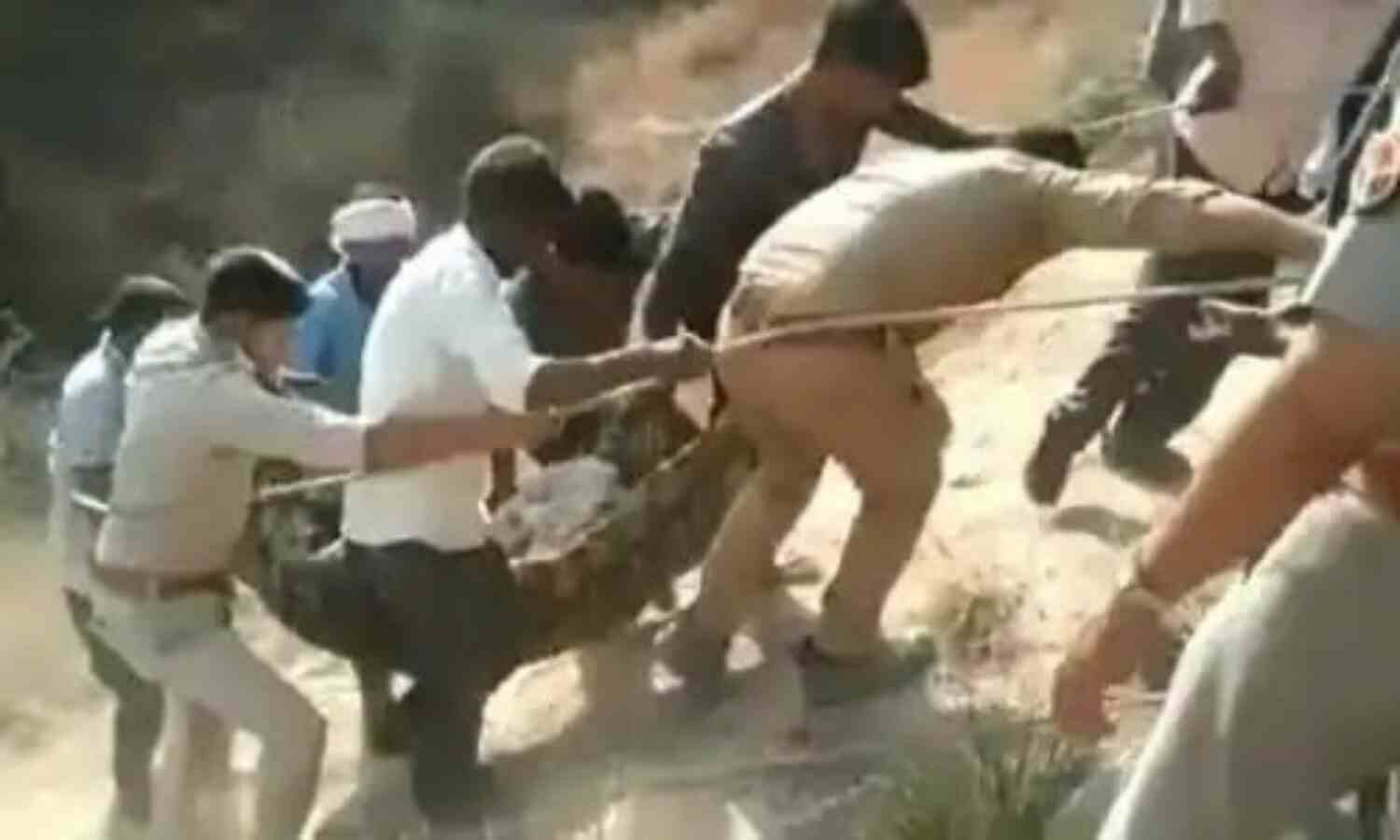 इटावा में बड़ा सड़क हादसा, डीसीएम पलटने से 10 श्रद्धालुओं की मौत