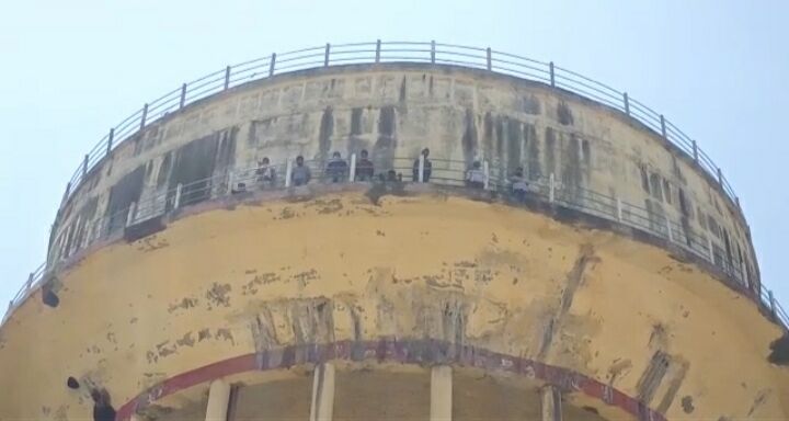 शाहजहांपुर: विभिन्न मांगों को लेकर पानी की टंकी पर चढ़े बिजली कर्मचारियों ने दी आत्मदाह की धमकी
