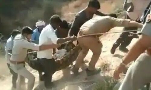 इटावा में बड़ा सड़क हादसा, डीसीएम पलटने से 10 श्रद्धालुओं की मौत