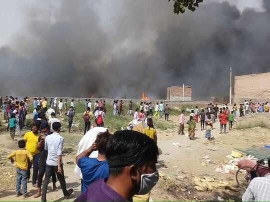 नोएडा: सेक्टर 63 की झुग्गियों में सिलेंडर ब्लास्ट, 2 बच्चों की मौत, 500 घर ख़ाक