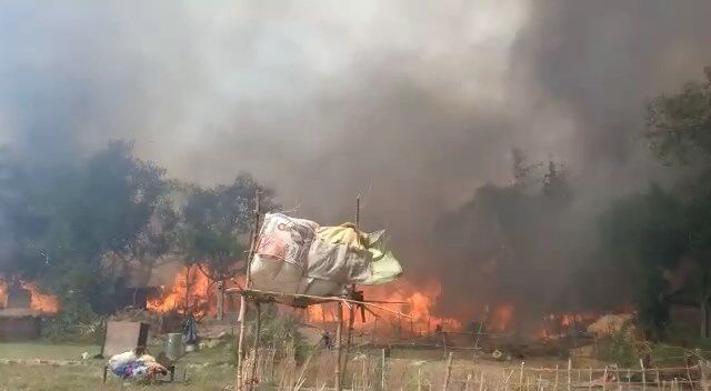 आजमगढ़: आग ने मचाई तबाही, दो बच्चों की झुलसकर मौत, 74 कच्चे मकान खाक