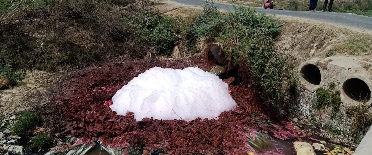 फतेहपुर: नहर में गिर रहा नाला, जहर सींच रहे किसान