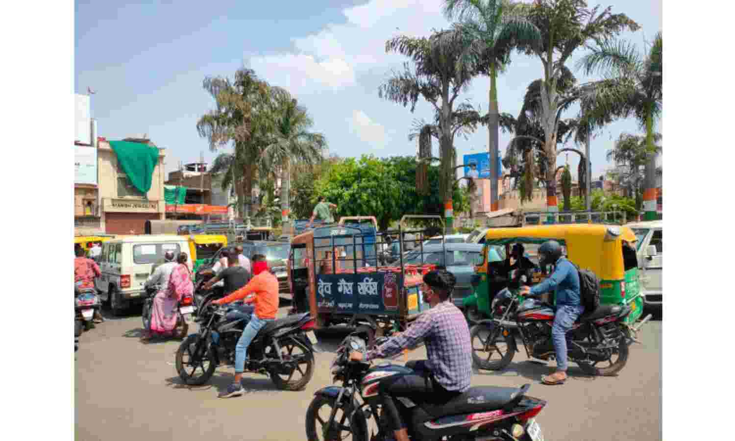 कोरोना कर्फ्यू से पहले बाजारों में उमड़ी भीड़, सड़कों पर लगा जाम