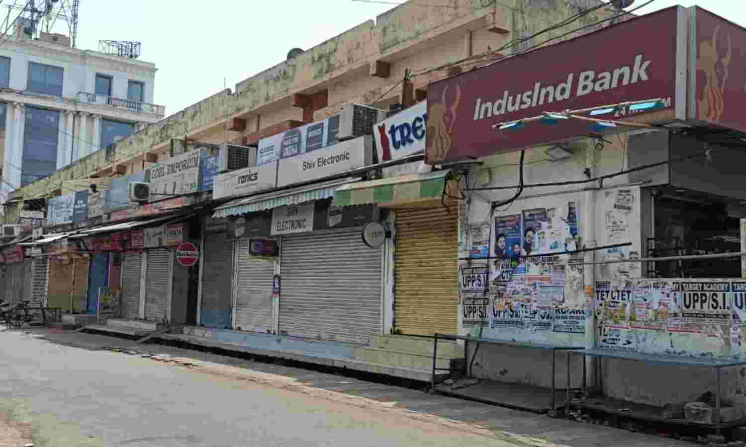 कोरोना चेन तोड़ने को लखनऊ के व्यापारियों ने खुद गिराए दुकानों का शटर
