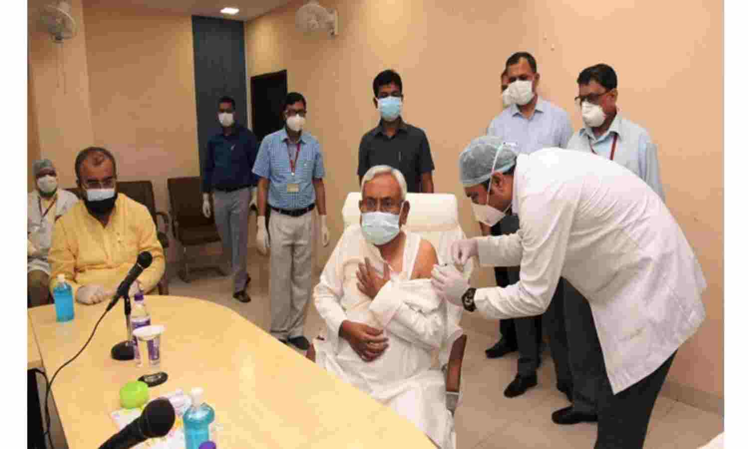 मुख्यमंत्री नीतीश कुमार ने लगवाई कोरोना वैक्सीन, आगामी समय में सख्ती के दिए संकेत