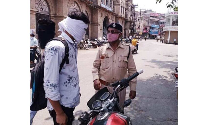 ग्वालियर में दिखा कोरोना कर्फ्यू का असर, बिना वजह घूमने वालों पर हुई कार्यवाही ग्वालियर में दिखा कोरोना कर्फ्यू का असर, बिना वजह घूमने वालों पर हुई कार्यवाही